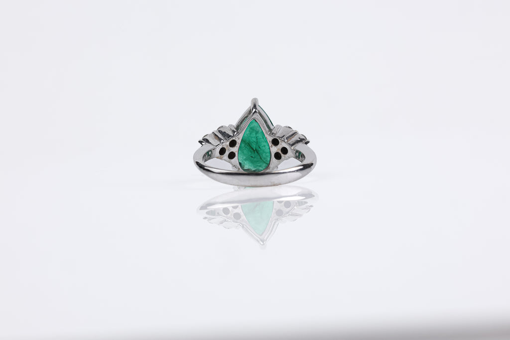 Anel Goutte Ouro Branco Esmeralda e Diamante