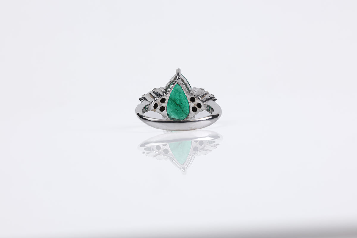 Anel Goutte Ouro Branco Esmeralda e Diamante