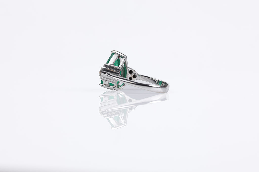 Anel Goutte Ouro Branco Esmeralda e Diamante