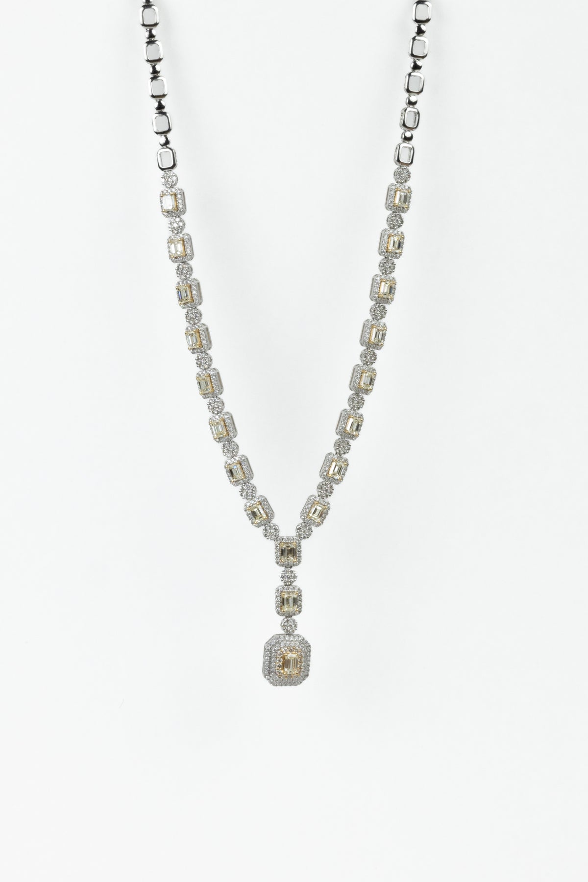 Colar Halo Retangular Ouro Branco e Amarelo Diamantes