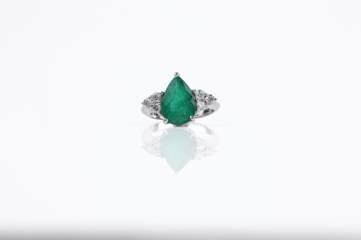 Anel Goutte Ouro Branco Esmeralda e Diamante